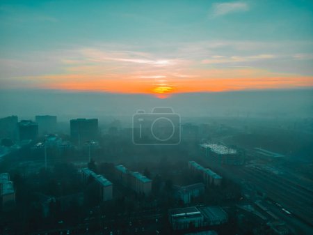 Nebliger Sonnenaufgang mit der Mailänder Skyline von einer Drohne aus, Lombardei, Mailand, Italien 5.02.2024. Hochwertiges Foto