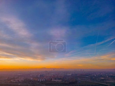 San Donato Mailänder Stadt in Italien mit wunderschönem Sonnenuntergang. Stadtbild aus der Drohne. Italien, Lombardei, Mailand, San Donato Milanese. Hochwertiges Foto