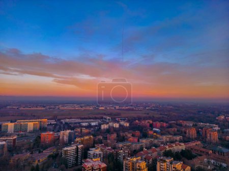 San Donato Mailänder Stadt in Italien mit wunderschönem Sonnenuntergang. Stadtbild aus der Drohne. Italien, Lombardei, Mailand, San Donato Milanese. Hochwertiges Foto