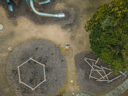 Kinderspielplatz im Park von oben. Italienische Stadt San Donato Milanese, Mailand, Italien, Lombardei. Luftaufnahmen.