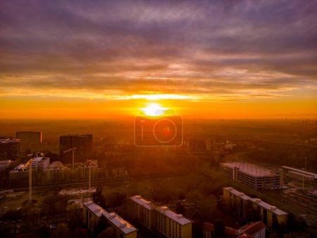 Foto dal drone San Donato Milanese, Mailand, Italien Stadtbild bei Sonnenuntergang. Hochwertiges Drohnen-Foto