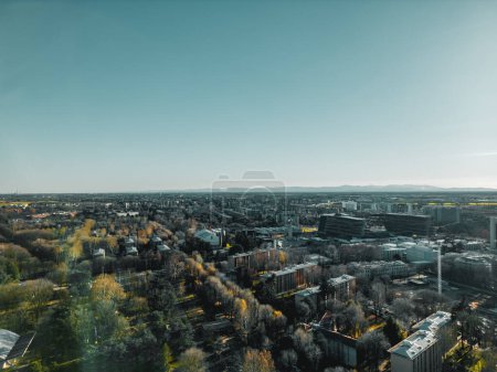 Stadtbild von oben. Vista dal drone di San Donato Milanese, Provincia di Milano, Italien, Lombardei. Drohnenbild einer italienischen Stadt. Dicembre 2023.