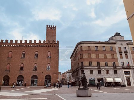 Téléchargez les photos : Cremona, Italie 18.03.2024. Place Stradivari. Mairie de Crémone avec des remparts en brique sur la place Stradivari. Photo de haute qualité. - en image libre de droit