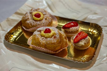 Zeppole di San Giuseppe, typisch italienisches hausgemachtes Dessert zum Vatertag. Hochwertiges Foto