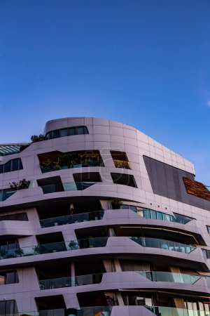 Stadtleben in Mailand. Zaha Hadid Gebäude. Hochwertiges Foto