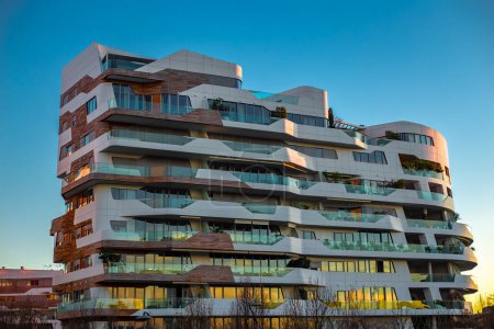 City Life en Milán. Edificio Zaha Hadid. Arquitectura moderna de Milán al atardecer. 
