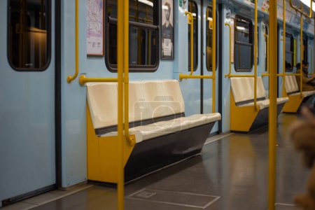 Ein leerer Zug wartet an der Metrostation San Donato in Mailand. Hochwertiges Foto.