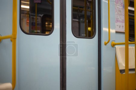Geschlossene Türen in einem U-Bahn-Wagen. Ein leerer Zug wartet an der Metrostation San Donato in Mailand. Nahverkehrskonzept. Hochwertiges Foto