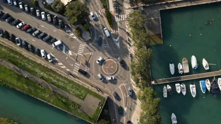 Téléchargez les photos : Vue du haut vers le bas du cercle de circulation sur le lac de Garde. Vue aérienne des yachts sur la jetée. Peschiera del Garda, Italie. - en image libre de droit