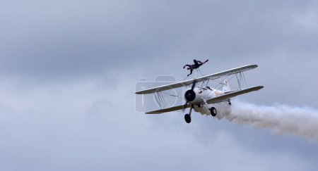 Téléchargez les photos : LITTLE GRANSDEN, CAMBRIDGESHIRE, ANGLETERRE - 29 AOÛT 2021 : Avion de l'équipe d'étalage de marche de l'aile aérosuperbatique en vol. - en image libre de droit