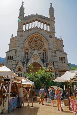 Téléchargez les photos : SOLLER, MALLOCA, SPAIN - JUNE 19, 2022: Market on the old town square at Soller Mallorca cathedral in background. - en image libre de droit