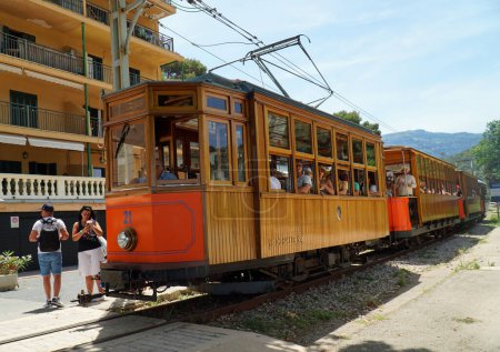 Téléchargez les photos : SOLLER, MALLORCA, SPAIN - JUNE 16, 2022:  Vintage Soller Tram at Puerto de Soller Station Mallorca Spain - en image libre de droit