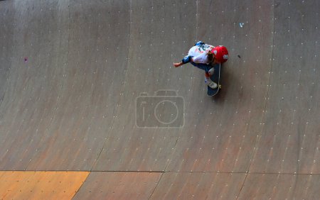 Foto de ST NEOTS, CAMBRIDGESHIRE, ENGLAND - JULY 03, 2022: Skateboarder on ramp  with strong shadow - Imagen libre de derechos