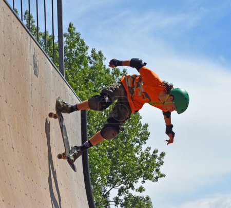 Téléchargez les photos : ST NEOTS, CAMBRIDGESHIRE, ANGLETERRE - 03 JUILLET 2022 : Skateboarder performing grab stunt on Vert Ramp. - en image libre de droit