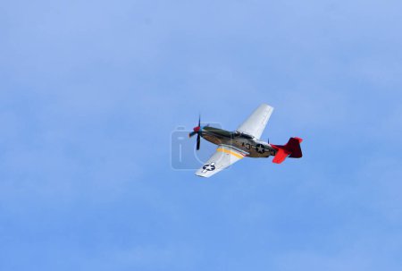 Foto de ICWELL, BEDFORDSHIRE, INGLATERRA - 04 DE SEPTIEMBRE DE 2022: Vintage P51 Mustang "Alto en el sillín" A33 Cola Roja en vuelo. - Imagen libre de derechos