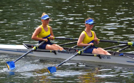 Photo for ST NEOTS, CAMBRIDGESHIRE, ENGAND - JULY 23, 2022: Ladies pars sculling team on river Ouse Cambridgeshire. - Royalty Free Image