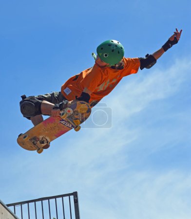 Téléchargez les photos : ST NEOTS, CAMBRIDGESHIRE, ANGLETERRE - 03 JUILLET 2022 : Skateboarder performing grab stunt on Vert Ramp. - en image libre de droit