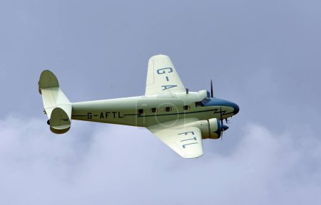 Foto de LITTLE GRANSDEN, CAMBRIDGESHIRE, INGLATERRA - 27 de agosto de 2022: Vintage Lockheed 12A Electra Junior en vuelo - Imagen libre de derechos
