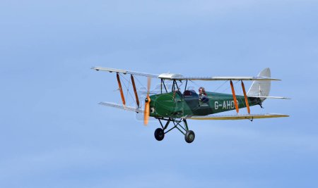 Téléchargez les photos : LITTLE GRANSDEN, CAMBRIDGESHIRE, ANGLETERRE - 27 AOÛT 2023 : Avion biphane Vintage De Havilland DH-82 Tiger Moth - en image libre de droit