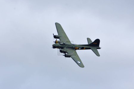 Téléchargez les photos : ICKWELL, BEDFORDSHIRE, ANGLETERRE - 02 JUILLET 2023 : Vintage B-17 Flying Fortress G-BEDF Sally B en vol ciel bleu. - en image libre de droit