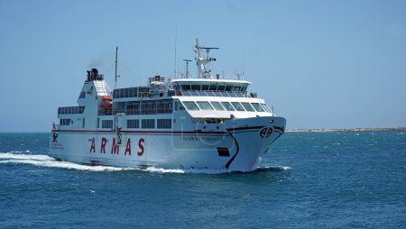 Foto de PLAYA BLANCA, LANZAROTE, ESPAÑA - 14 DE MAYO DE 2023: Islas Canarias Ferry Sails from Playa Blanca Lanzarote and Corralejo Fuerteventura - Imagen libre de derechos