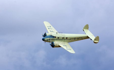 Téléchargez les photos : LITTLE GRANSDEN, CAMBRIDGESHIRE, ANGLETERRE - 27 AOÛT 2022 : Vintage Lockheed 12A Electra Junior en vol - en image libre de droit