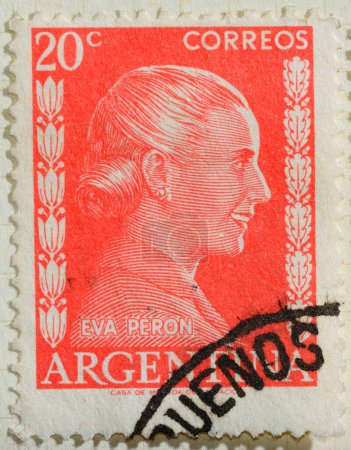 Foto de ST NEOTS, CAMBRIDGESHIRE, INGLATERRA - 05 DE DICIEMBRE DE 2023 Naranja 20 c Sello de Argentina que representa a Eva Perón - Imagen libre de derechos