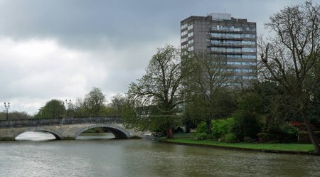 La rivière Ouse à Bedford avec pont et County Hotel