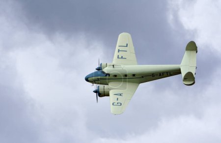 Foto de LITTLE GRANSDEN, CAMBRIDGESHIRE, INGLATERRA - 27 de agosto de 2022: Vintage Lockheed 12A Electra Junior en vuelo - Imagen libre de derechos