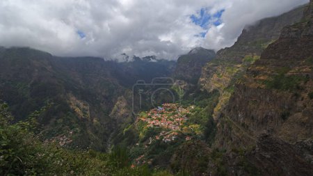 'Nuns Valley' el pueblo de Curral das Freiras sitios en profundo valle de ladera empinada Madeira Portugal. 