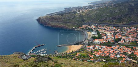 Vista panorámica de Machico en Madeira con puerto de playa y aeropuerto. 