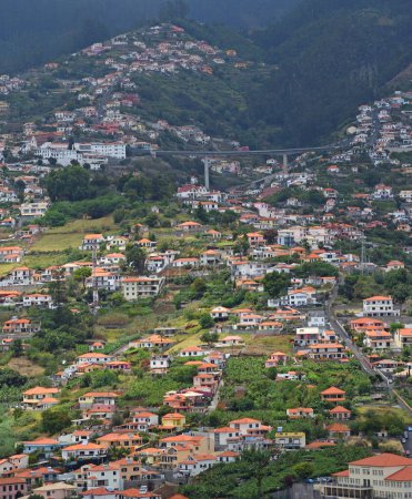 Blick vom Picos dos Barcelos auf eines der Wohngebiete von Funchal Madeira. Portugal.