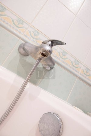 Téléchargez les photos : Robinet de douche calcifié sale, robinet avec calcaire, gros plan, macro - en image libre de droit