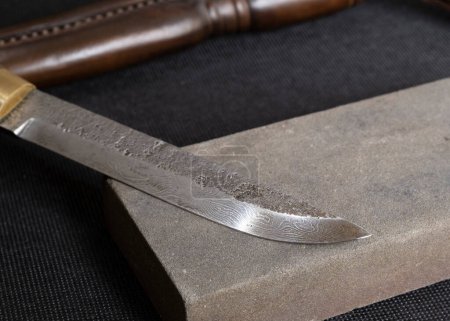 Téléchargez les photos : Couteau en acier Damas et pierre à aiguiser couteau - en image libre de droit