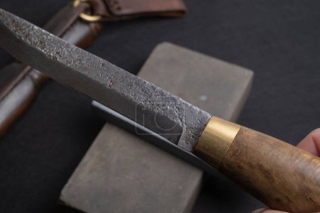 Téléchargez les photos : Couteau en acier Damas et pierre à aiguiser couteau - en image libre de droit