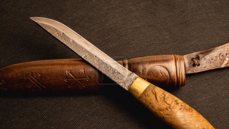 Couteaux en acier Damas sur fpn noir. Ustensiles de cuisine fond avec couteau japonais. Un ensemble de couteaux japonais en acier Damas. Bannière.