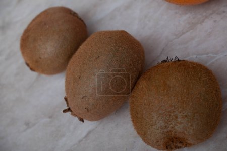 Téléchargez les photos : Delicious ripe kiwi on a white background. 3 pieces - en image libre de droit