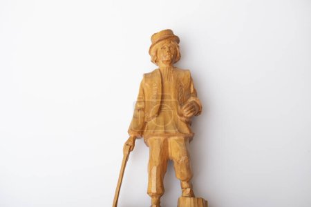 Téléchargez les photos : Transcarpathian national figurine Hutsul with trembito - en image libre de droit