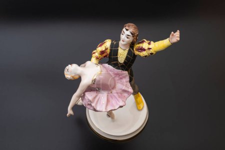 Téléchargez les photos : Magnifique figurine d'une ballerine et de son partenaire exécutant l'adagio (partie lente de la danse). La forme de la figure "Adagio" fut inventée en 1955 par Vladislav Shcherbina et Oksana Zhnikrup. - en image libre de droit