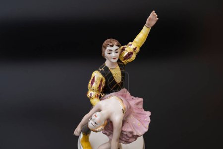 Téléchargez les photos : Magnifique figurine d'une ballerine et de son partenaire exécutant l'adagio (partie lente de la danse). La forme de la figure "Adagio" fut inventée en 1955 par Vladislav Shcherbina et Oksana Zhnikrup. - en image libre de droit