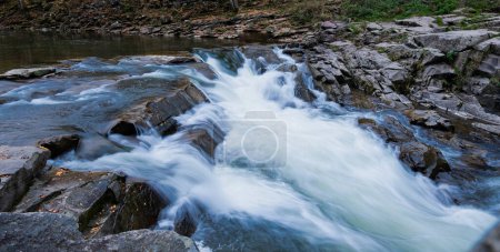 Foto de Yaremche cascada, Prut río de montaña en los Cárpatos. Ucrania - Imagen libre de derechos