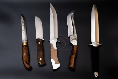 Téléchargez les photos : Couteaux en acier Damas sur fond noir. Couteaux de cuisine. fond avec couteau japonais. Un ensemble de couteaux japonais en acier Damas. Bannière - en image libre de droit