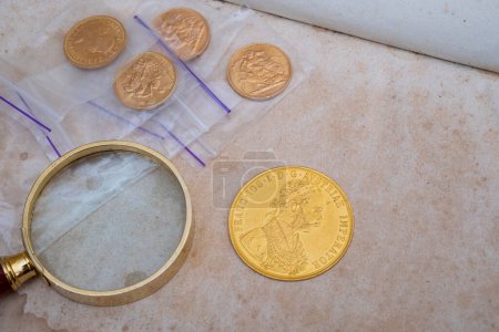 Foto de 4 ducados 1915 Austria-Hungría. Granel de 4 ducados monedas de oro, Franco Ios, monedas antiguas, varios años - Imagen libre de derechos