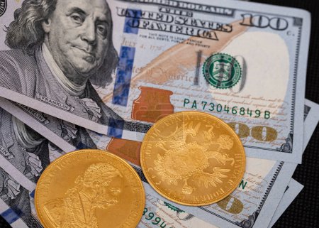 Téléchargez les photos : Quatre ducats autrichiens en dollars américains. Investissements dans des pièces d'investissement. Le concept d'achat d'or. investissement en or. - en image libre de droit