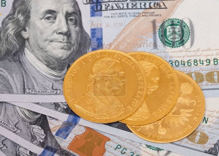 Téléchargez les photos : Quatre ducats autrichiens en dollars américains. Investissements dans des pièces d'investissement. Le concept d'achat d'or. investissement en or. - en image libre de droit