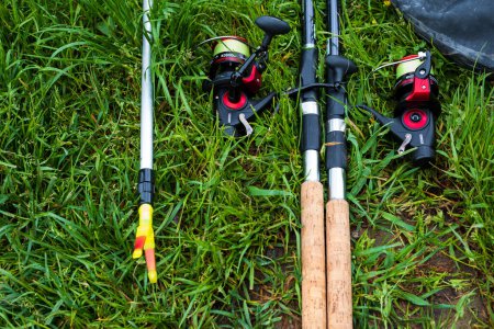 Foto de Aparejos de pesca - pesca spinning, anzuelos y señuelos en el fondo del río. pesca deportiva. - Imagen libre de derechos