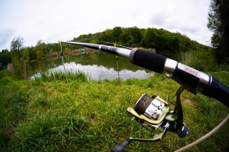 Foto de Aparejos de pesca - pesca spinning, anzuelos y señuelos en el fondo del río. pesca deportiva. - Imagen libre de derechos