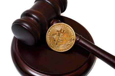 Foto de El mazo del juez y Bitcoin. concepto de fraude en el intercambio de criptomonedas - Imagen libre de derechos