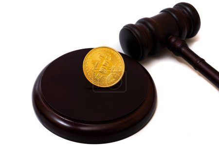 Foto de El mazo del juez y Bitcoin. concepto de fraude en el intercambio de criptomonedas - Imagen libre de derechos