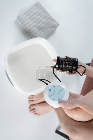 Téléchargez les photos : Alternative medicine ion cleansing detox machine on white background - en image libre de droit